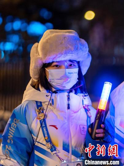 图为北京中医药大学台生罗芷盈,她在冬奥期间担任奥林匹克公园公共区的赛事服务助理。 受访者供图