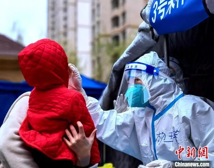 资料图:青海省人民医院医护人员开展核酸检测。 青海省人民医院 供图