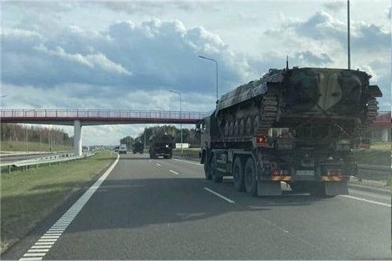 波兰向乌克兰运送步兵战车(“乌克兰武器追踪器”推特账户)