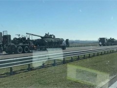 画面曝光！波兰通过公路向乌克兰投送苏式坦克