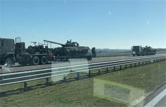 波兰向乌克兰运送T-72坦克(“乌克兰武器追踪器”推特账户)