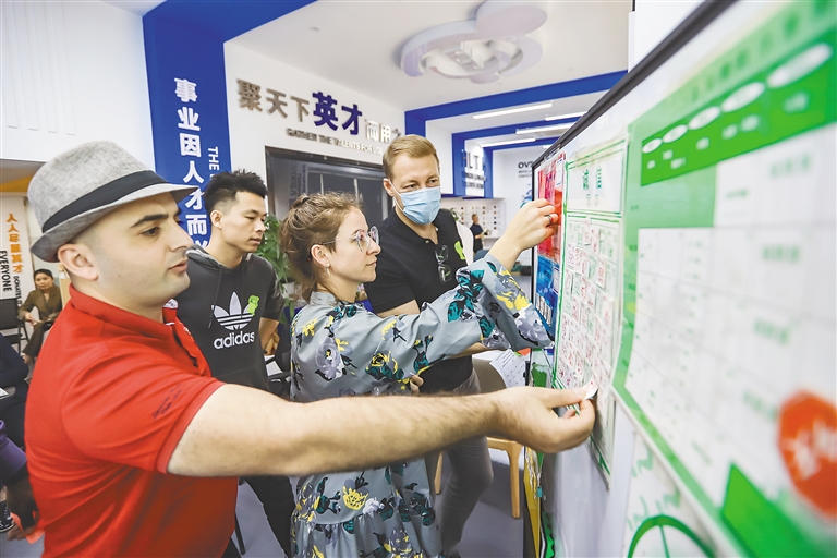 海口举办外籍人才创业沙盘推演培训班，为外籍友人带来沉浸式的创业体验。(资料图)