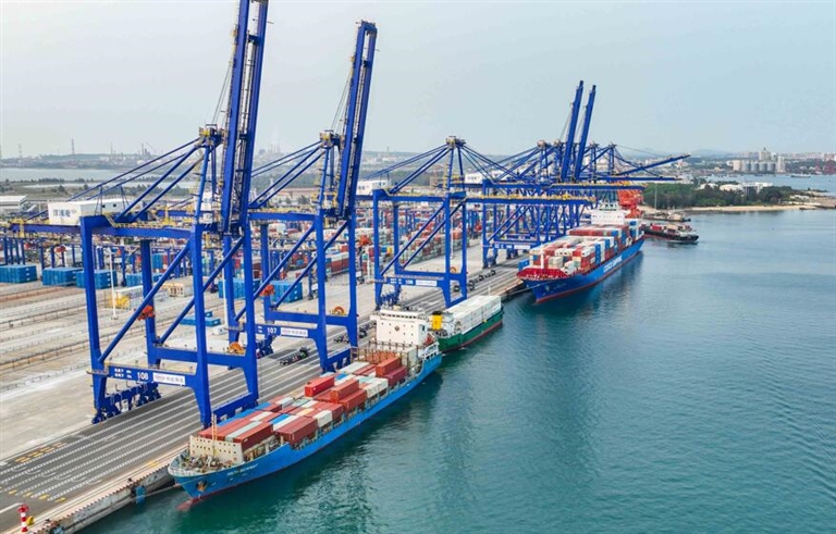 ①俯瞰洋浦国际集装箱码头小铲滩港区。