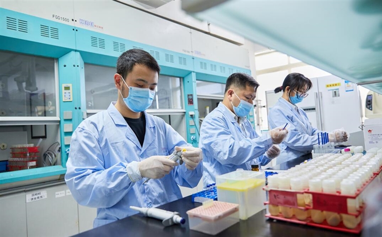 ③在海口海关技术中心，技术人员对各类免税商品和入境货物进行质量检测。