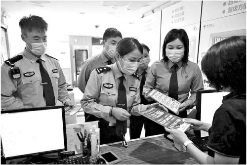 检察官与公安民警一同前往校园周边宽带营业点发送反诈海报,保障学生个人信息安全