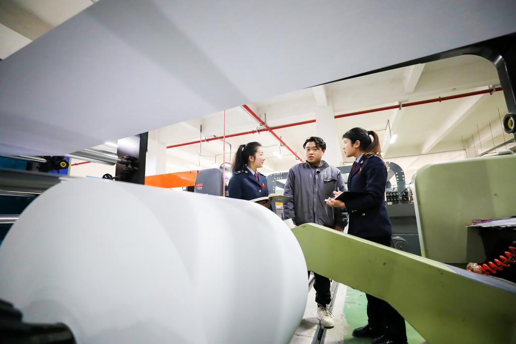 　　国家税务总局来安县税务局工作人员正在安徽创源文化发展有限公司宣传介绍增值税留抵退税政策。采访对象供图