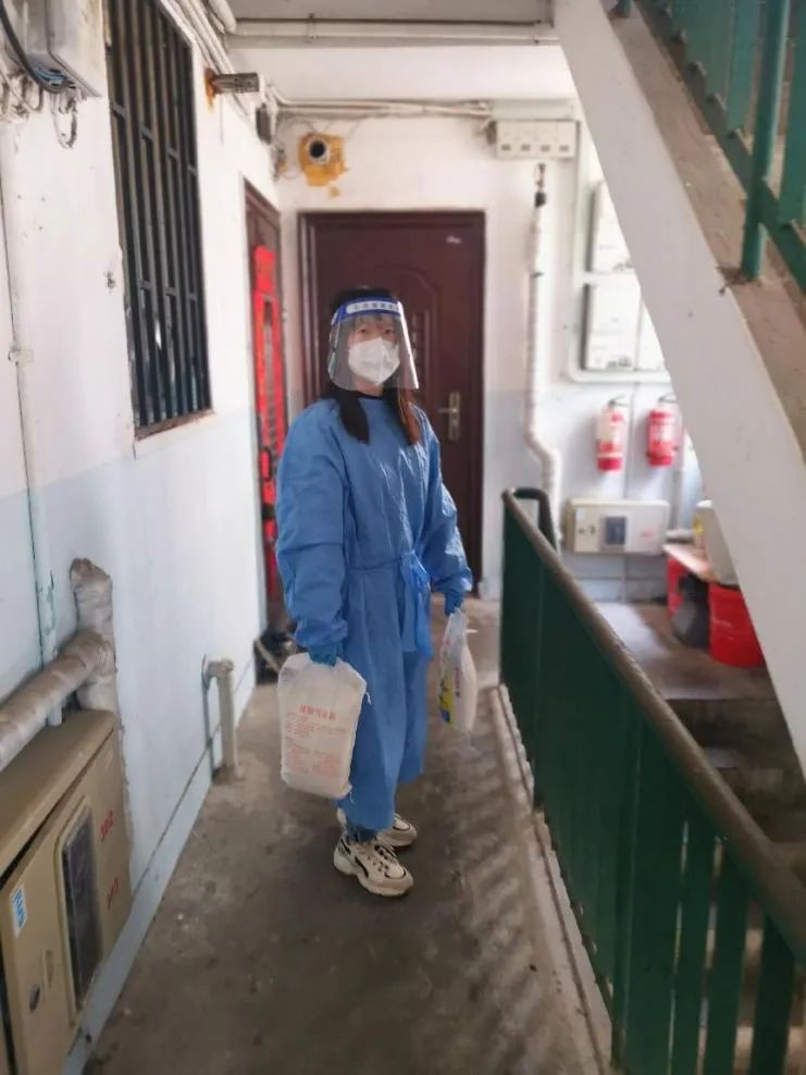 浦东陆家嘴街道梅园三村小区“大米”团团长赵静