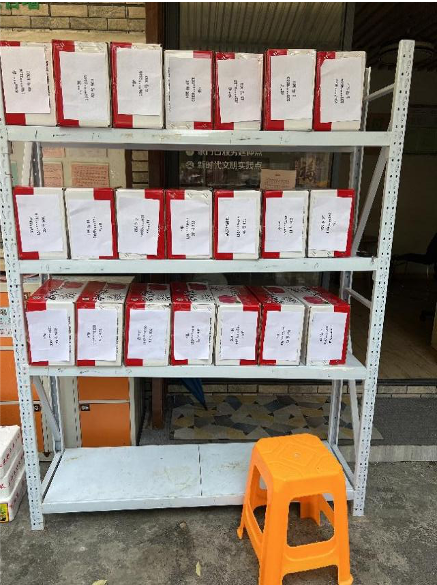 经过消杀后的团购物资被打上标签，准备分发