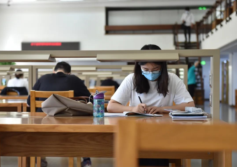 高校学子(图源:网络)