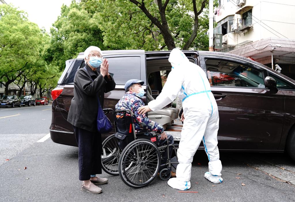 古美社区卫生服务中心司机冯守光把血透患者和家属送回家。新华社记者 张建松 摄