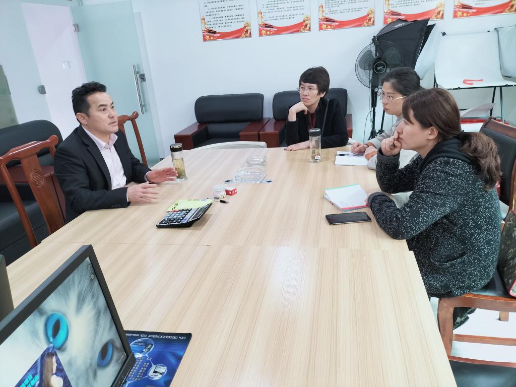 “农民导师”张爱芳(左一)正在与学员讨论农业问题。受访者供图