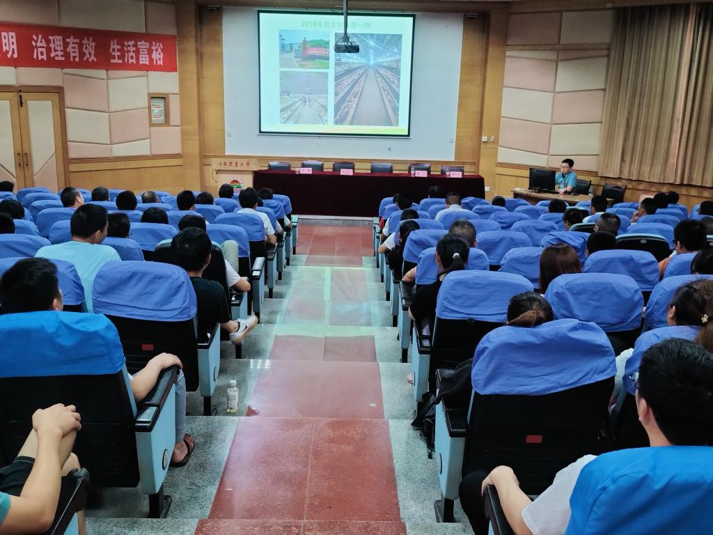 “农民导师”黄平正在江西农大授课。受访者供图
