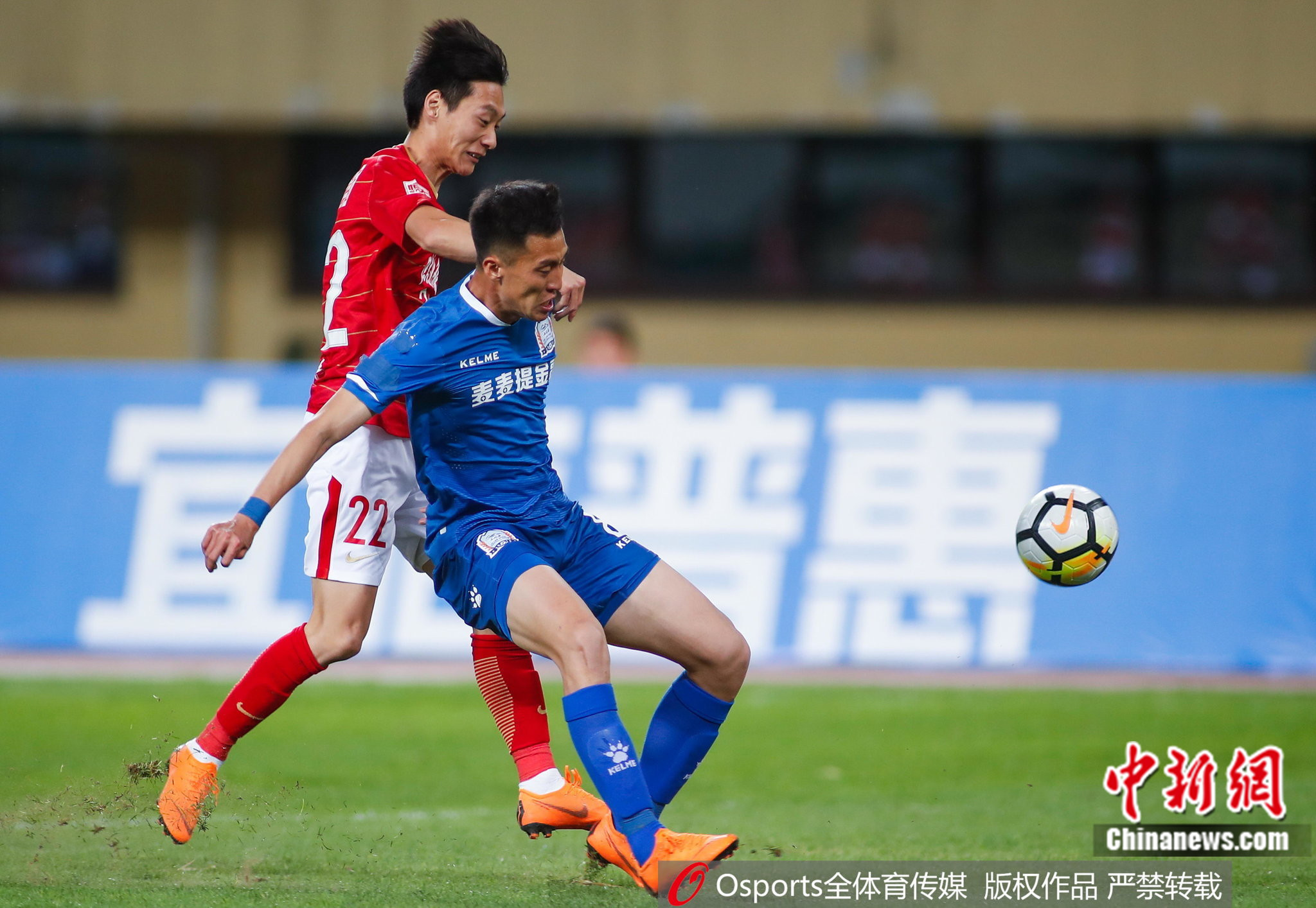 王子豪（右）在比赛中。图片来源：Osports全体育图片社