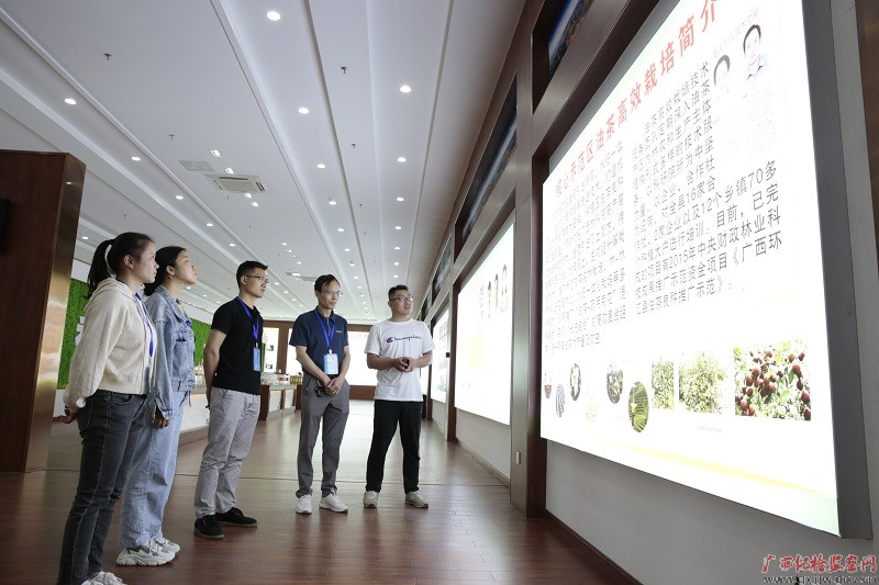 图为4月12日，环江县纪委监委到该县伍香源食品有限公司，对“科技红娘行动”政策落实情况进行监督检查。（韦睿/摄）