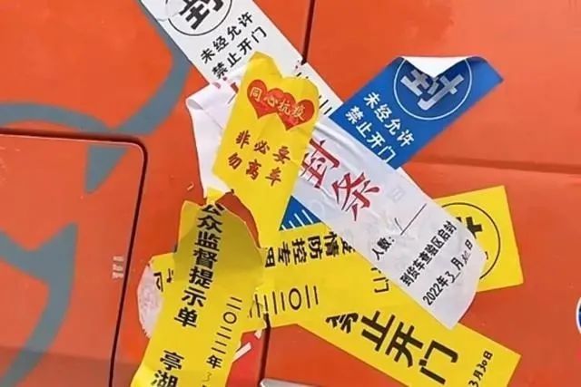 贴满封条的货车(图源:网络)