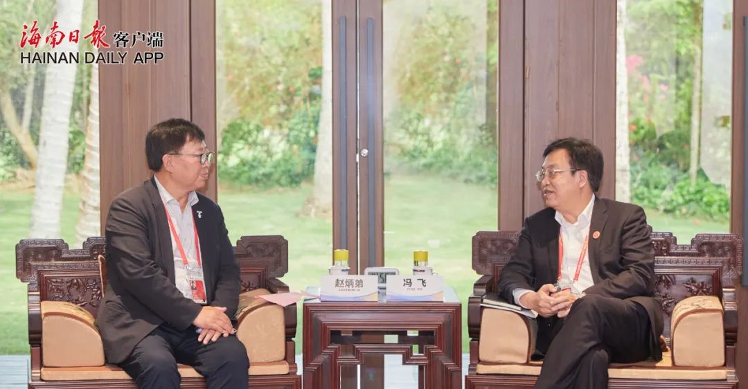 4月20日,省长冯飞在博鳌会见松下电器(中国)有限公司总裁赵炳弟。
