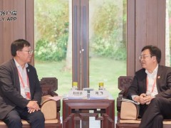 4月20日,省长冯飞在博鳌会见招商局集团有限公司总经理胡建华。
