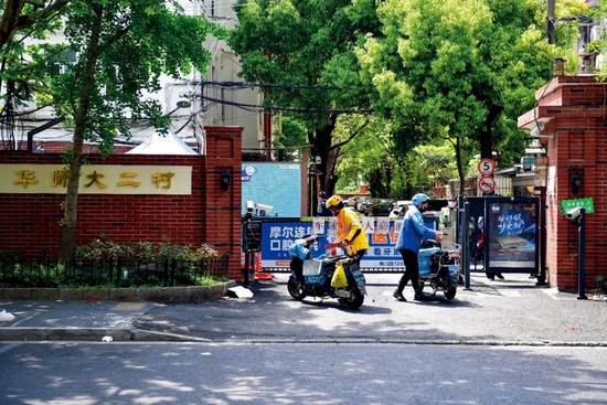 4月18日,仍在封控之中的华师大二村。摄影/本刊记者 田雨昊