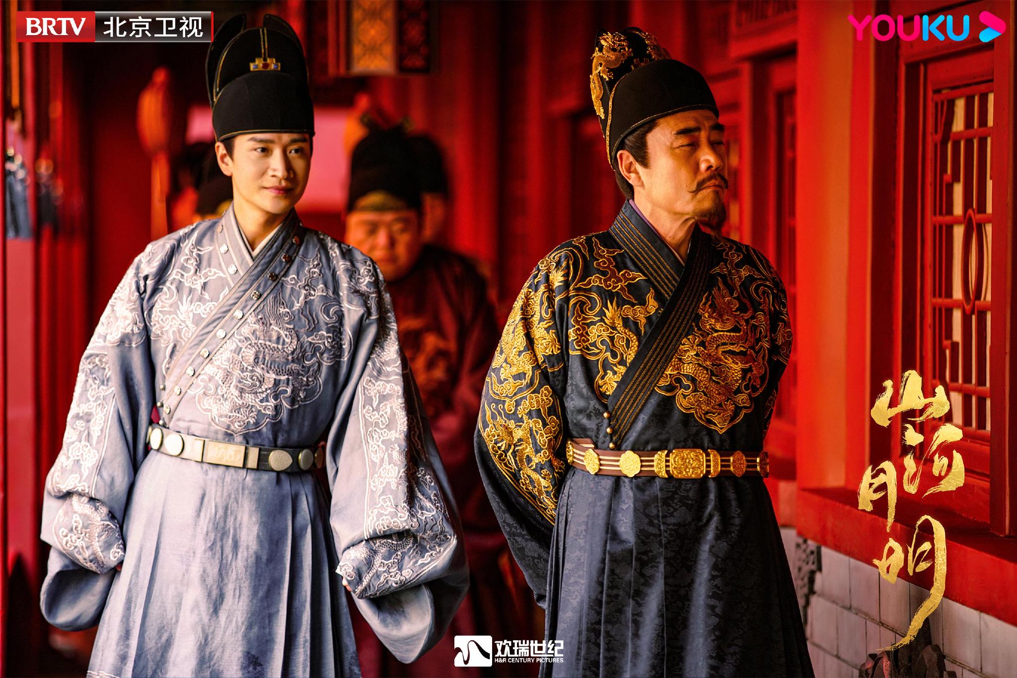 表演上,何晟铭也会特意效仿一些陈宝国的动作,带入到表演中。 图片来自该剧官微