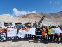 秘鲁民众抗议致大型铜矿停产 政府宣布一地进入紧急状态