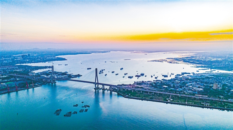 在儋州市新英湾，旭日初升，朝霞满天。海南日报记者 陈元才 摄