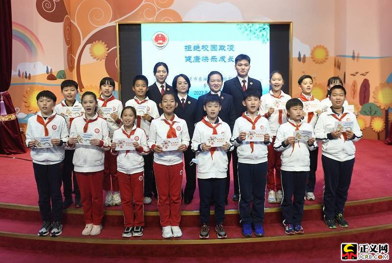 检察官们与同学代表合影留念。检察日报记者闫昭 通讯员王钰涵 摄
