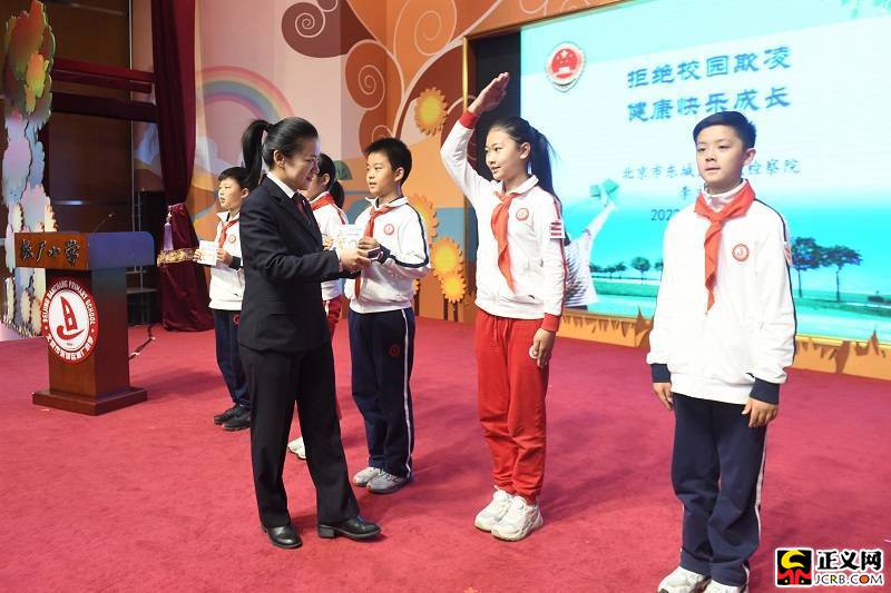 　　检察官向同学们赠送了安全自护手册,倡议全校同学一起对校园欺凌说“NO”。检察日报记者闫昭 通讯员王钰涵 摄