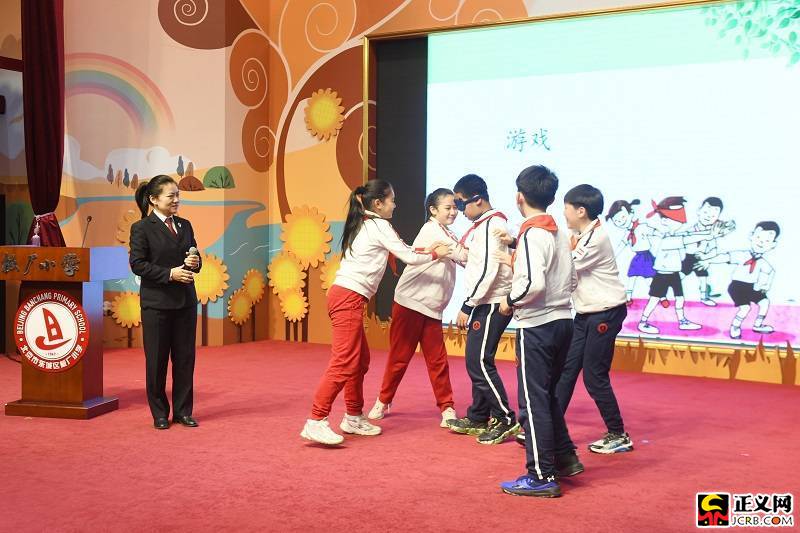 检察官与同学们以游戏的方式进行互动交流。检察日报记者闫昭 通讯员王钰涵 摄