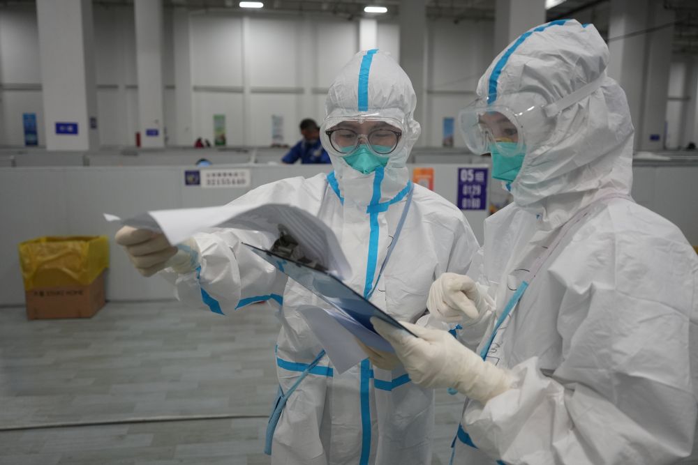 4月16日，医护人员在上海临港方舱医院核对患者住院床位。新华社记者 杨有宗 摄