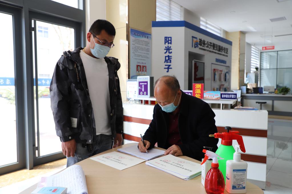 　　4月23日，店子镇工作人员为菜农办理重点物资运输车辆通行证。（店子镇供图）