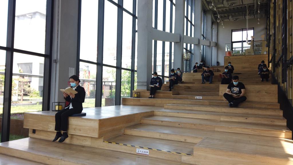 　　职工在河北省邢台市德龙钢铁有限公司“微书坊”中阅读书籍。陈雷 摄