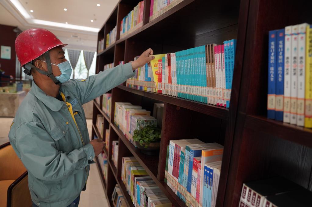 　　职工在邢台市众联工业设计创新中心借阅图书。陈雷 摄