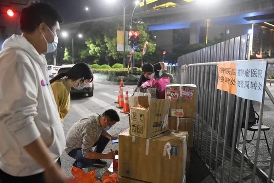 浙江省肿瘤医院保卫科在隔离交接处设立物资转接点。