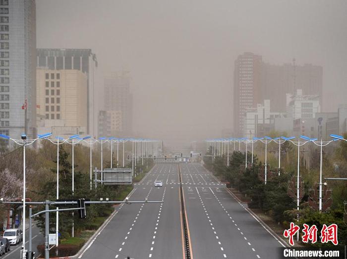 长春市遭遇沙尘天气。刘栋 摄
