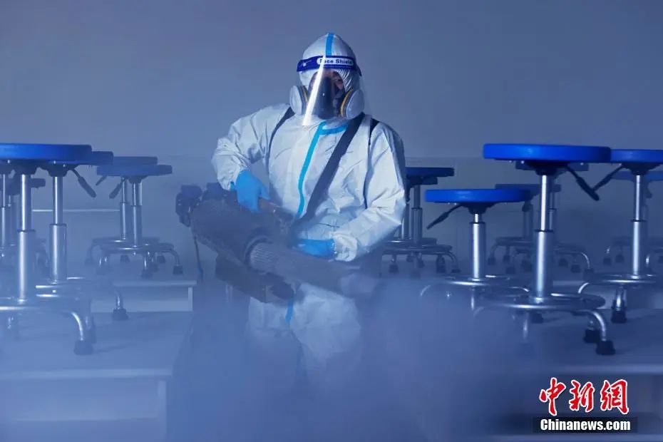 上海浦东三栖应急救援志愿服务队队员对长岛中学进行全面消杀作业。殷立勤 摄