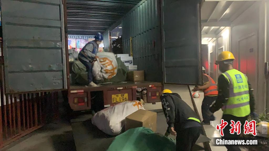 图为团队工作人员整理相关物资。 彭海涛 摄