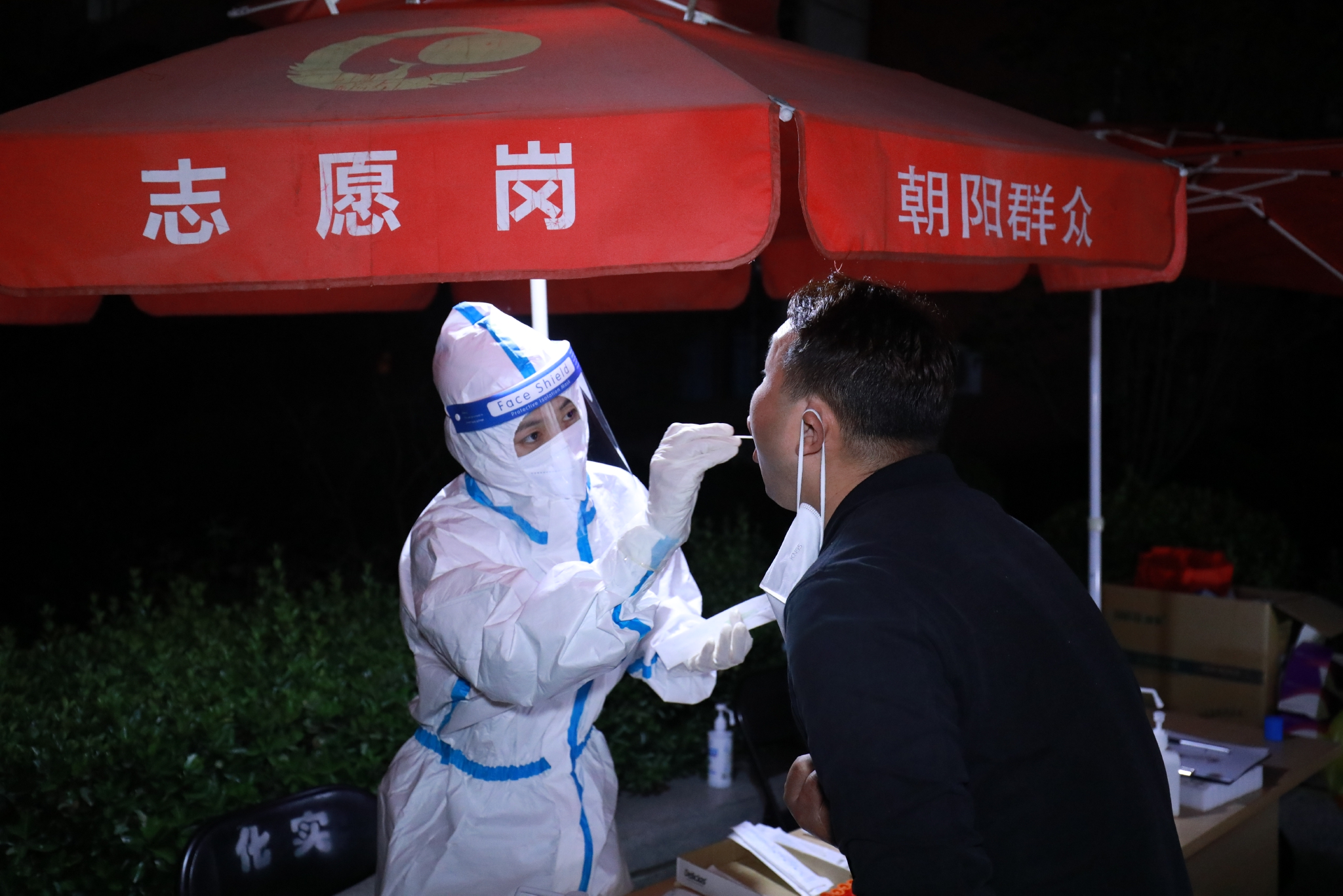 医护人员为居民检测核酸。 潘家园街道供图
