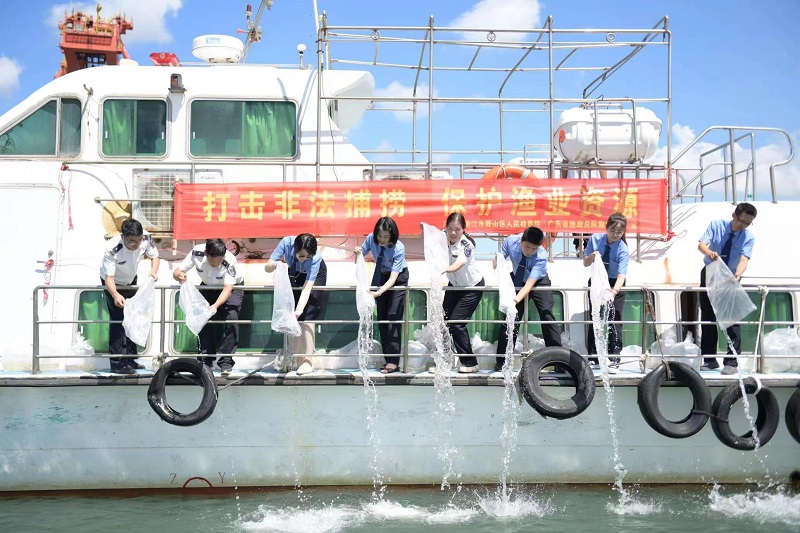 2021年7月,湛江市霞山区检察院联合渔政部门开展增殖放流活动。资料图