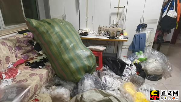 假冒“冰墩墩”“雪容融”的仿制现场 