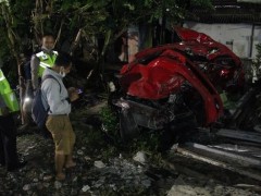 印尼东爪哇省泗水市一私家车与火车相撞 造成3人死亡