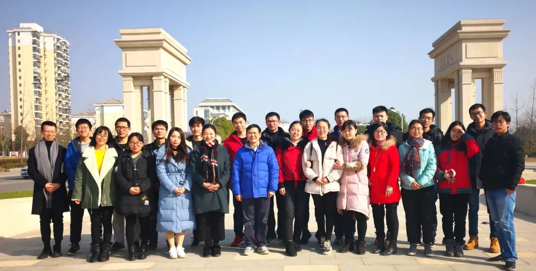 ▲严顺平老师与团队师生在一起(受访者 供图)