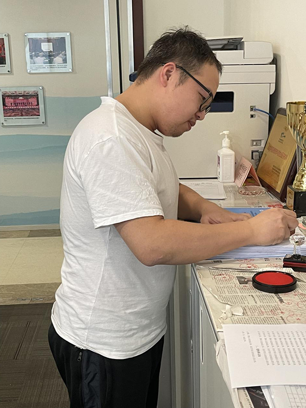 封控期间,周典在办公室值守。