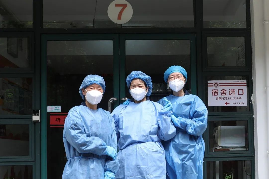 李华玲（右）和凌金仙（中）倪春梅（左）