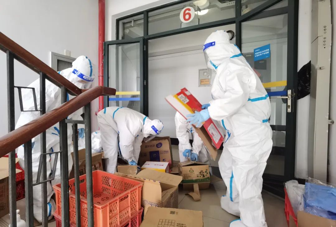 研7北楼志愿者同学分发物资