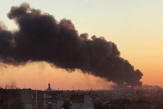  ·&nbsp;&nbsp;3月18日，乌克兰利沃夫机场附近发生巨大爆炸，现场浓烟滚滚。