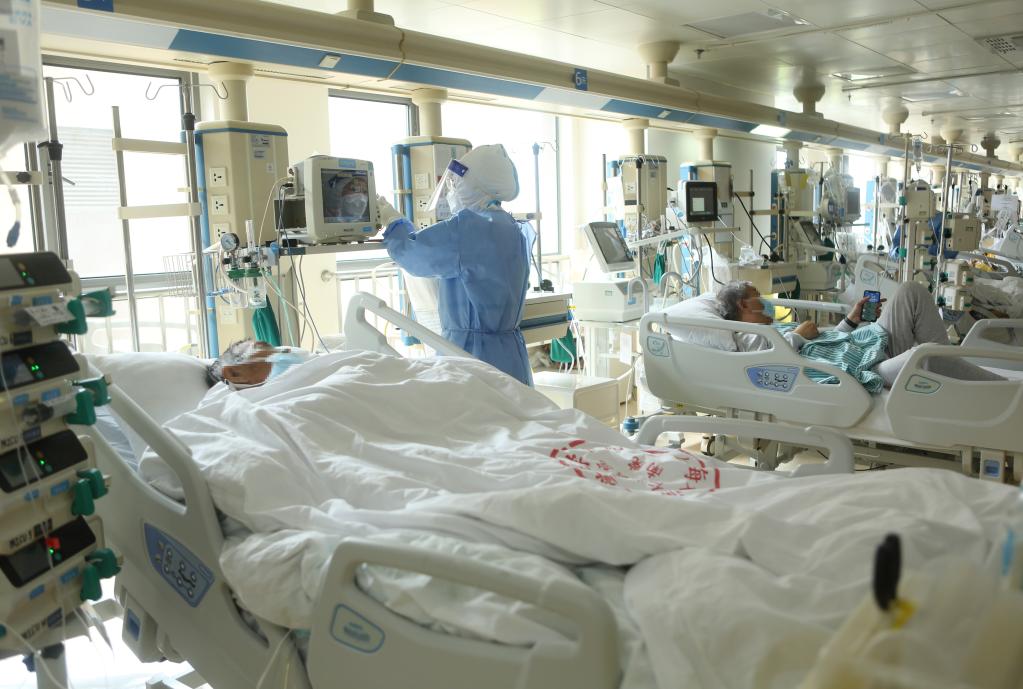 　　上海仁济医院医护人员在重症加护病房查看监测仪。新华社发 黄兴 摄