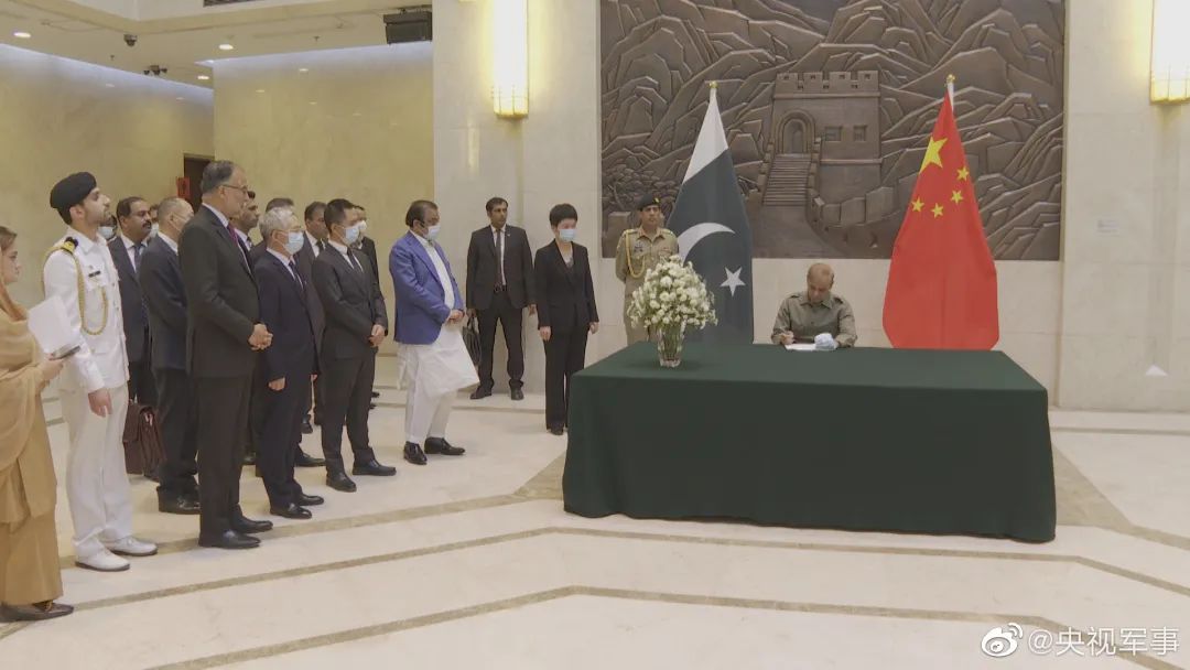 巴基斯坦新任总理夏巴兹·谢里夫赴中国驻巴使馆,悼念遇难者。图源@央视军事