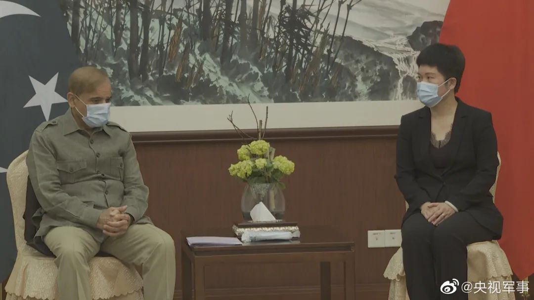 巴基斯坦新任总理夏巴兹·谢里夫赴中国驻巴使馆,悼念遇难者。图源@央视军事