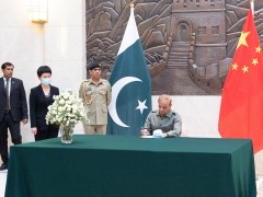 巴基斯坦总理夏巴兹就卡拉奇大学孔子学院遇袭事件赴驻巴使馆吊唁