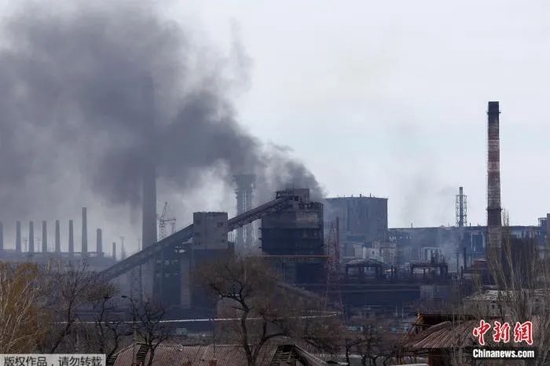 当地时间4月21日,乌克兰亚速钢铁厂升起浓烟。